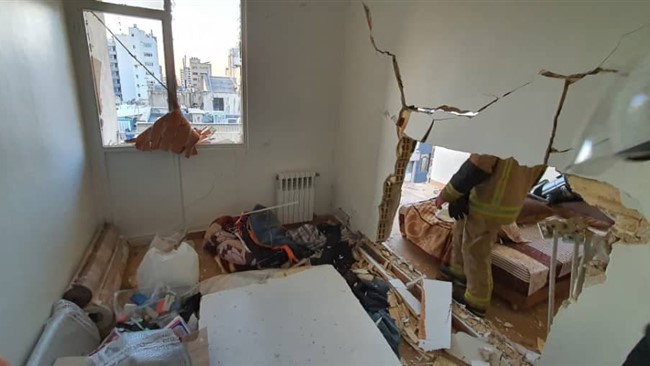 سخنگوی مرکز اورژانس استان اصفهان گفت: مرد ۲۳ ساله در انفجار منزل مسکونی در خمینی شهر دچار ۱۵ درصد سوختگی شد.