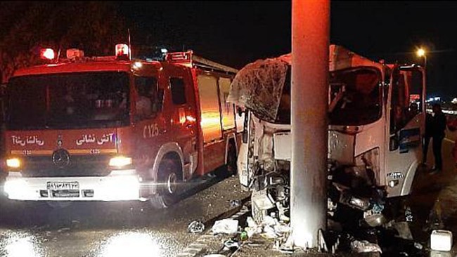 تصادف شدید کامیونت باری با ستون برق وسط بزرگراه امام علی(ع) در ساعات اولیه بامداد روز گذشته باعث مصدومیت راننده 65 ساله این وسیله نقلیه شد.