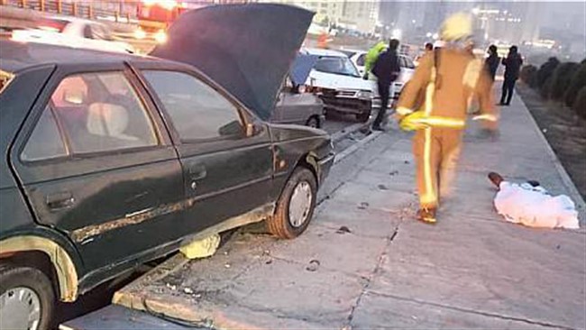 برخورد شدید دو خودروی سواری پراید با خودروی سواری پژو روآ که در حاشیه بزرگراه متوقف بود منجر به مرگ آنی راننده خودرو پژو شد.