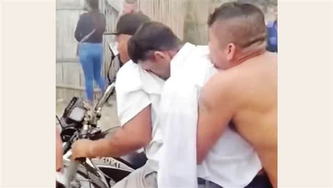در یک اتفاق عجیب در اکوادور، دوستان جوان 21ساله‌ای که در جریان یک تیراندازی به قتل رسیده بود، پیش از خاکسپاری، جسد او را از تابوت بیرون کشیدند تا برای آخرین بار بتواند با موتورسیکلت دوری بزند.
