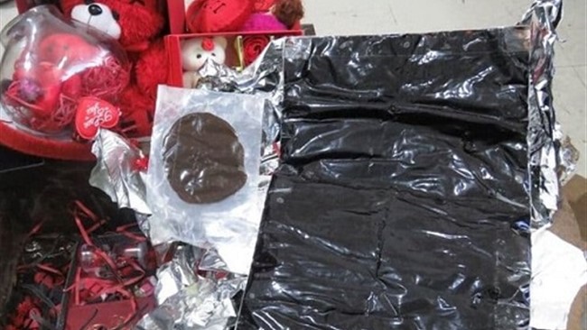 رئیس پلیس مبارزه با مواد مخدر استان کرمانشاه از کشف یک کیلوگرم شیره تریاک که در بسته بندی هدیه روز ولنتاین جاساز و قرار بود به کشور سوئد ارسال شود، خبر داد.