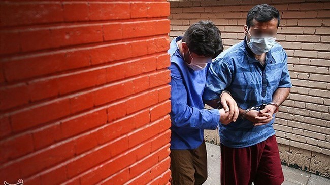 رئیس پایگاه ششم پلیس آگاهی تهران بزرگ از دستگیری زورگیری مسافرنما که با همکاری همدستش، راننده مسافرکشی را مصدوم و از وی زورگیری کرده بودند، خبر داد.