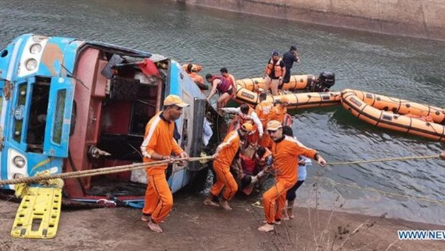 بر اثر سقوط یک دستگاه اتوبوس از روی پل به داخل کانال آب در استان مادیا پرادش هند، ۴۰ تن جان خود را از دست دادند.
