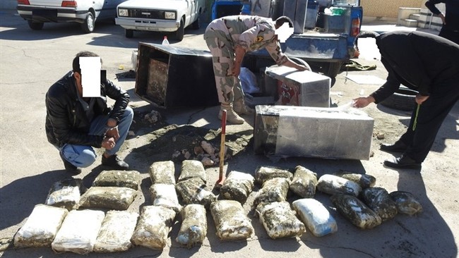 فرمانده یگان تکاوری پلیس استان اصفهان از کشف ۱۲۰کیلو تریاک که داخل گاوصندوق ها جاساز شده بود خبر داد.