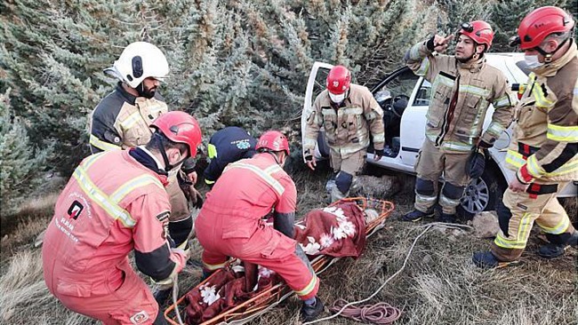بی احتیاطی راننده خودرو سواری، سقوط این وسیله نقلیه را به اعماق دره ای در بوستان جنگلی لتمال کن رقم زد.