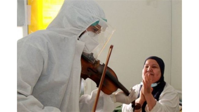 ویولن نوازی یک پزشک برای بیماران کرونایی در یکی از بیمارستان های تونس خبرساز شد.
