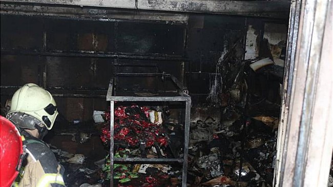 سخنگوی سازمان آتش نشانی و خدمات ایمنی شهرداری تهران از وقوع آتش سوزی در یک ساختمان دو طبقه در محدوده خیام خبر داد.