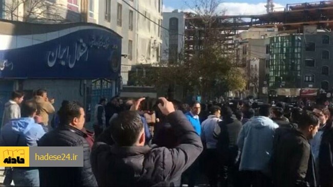 تعدادی از هواداران باشگاه استقلال به محل ساختمان این باشگاه آمدند و اعتراضات خود را نسبت به کادر مدیریت اعلام کردند.