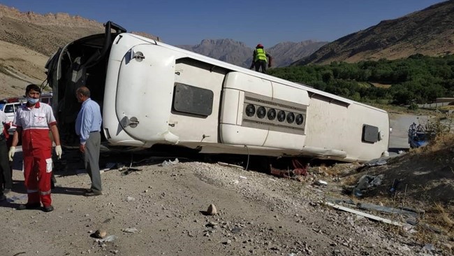 تصادف  اتوبوس کرج – بندرعباس با کوه بعد از تنگه زاغ ۹ نفر مجروح داشت