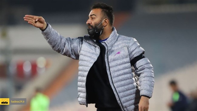 حنیف عمران‌زاده، مربی تیم استقلال بعد از ابتلا به کرونا به قرنطینه رفت.