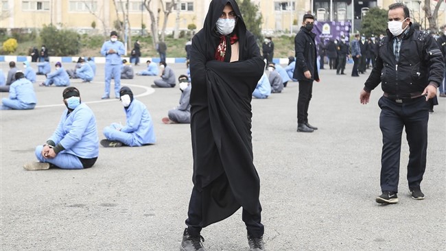 اوباش تهران با پوشش زنانه توسط پلیس دستگیر شد.