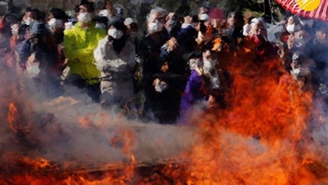صد‌ها ژاپنی در یک مراسم دینی با راه رفتن روی ذغال‌های داغ برای امنیت خود و خانواده هایشان دعا کردند.