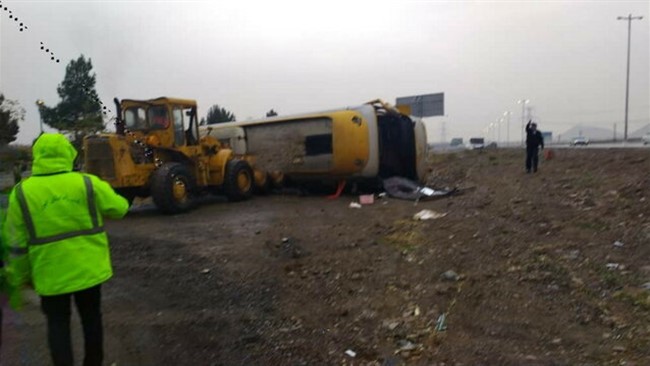 واژگونی یک دستگاه اتوبوس در استان اصفهان دو فوتی و ۱۲ مصدوم بر جای گذاشت.