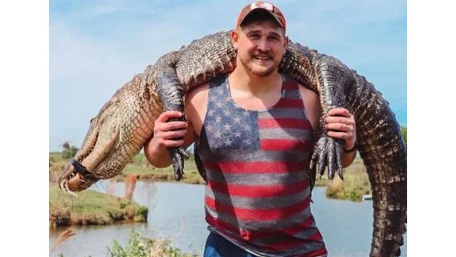 فوتبالیست آمریکایی با انتشار تصاویر دیدنی از شکار یک تمساح ۳ متری سوژه رسانه های خبری شد.