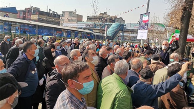 بازنشستگان تامین اجتماعی در چند شهرستان از جمله تهران و اصفهان مقابل سازمان و ادارات تامین اجتماعی تجمع کردند.