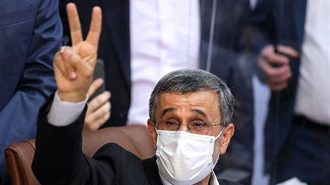 محمود احمدی‌نژاد، رییس جمهور پیشین، با حضور در وزارت کشور برای انتخابات ریاست جمهوری ثبت نام کرد.