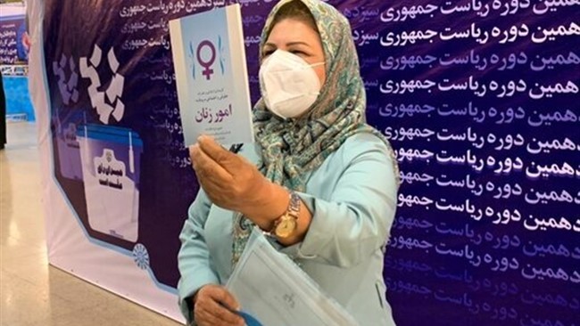 یک فعال حقوق زنان با حضور در وزارت کشور در انتخابات ثبت نام کرد.