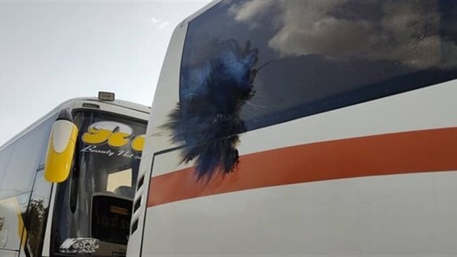 اتوبوس تیم فوتبال پرسپولیس در راه رسیدن به ورزشگاه فولادشهر با نارنجک دست ساز مورد حمله افراد ناشناس قرار گرفت.