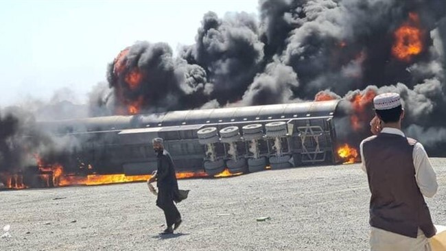 صبح امروز یک کامیون حامل سوخت در مرز ایران و افغانستان دچار حریق شد.