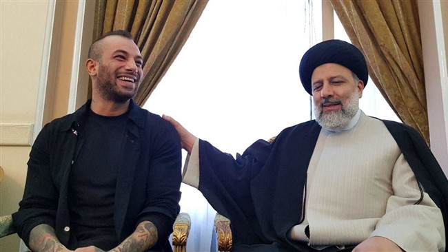 امیرحسین مقصودلو معروف به تتلو، خواننده رپ جنجالی در کانال تلگرامی خود، از ابراهیم رئیسی در انتخابات ۱۴۰۰ حمایت کرد.