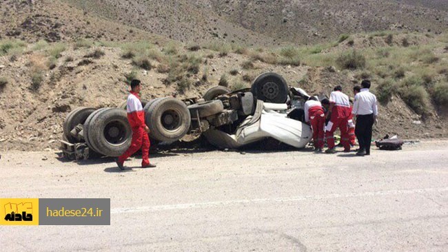 با تلاش آتش نشانان، راننده جوانی که درون اتاقک درهم پیچیده تریلی واژگون شده در جاده شیراز _ کوار گرفتار شده بود، از مرگ حتمی نجات پیدا کرد.