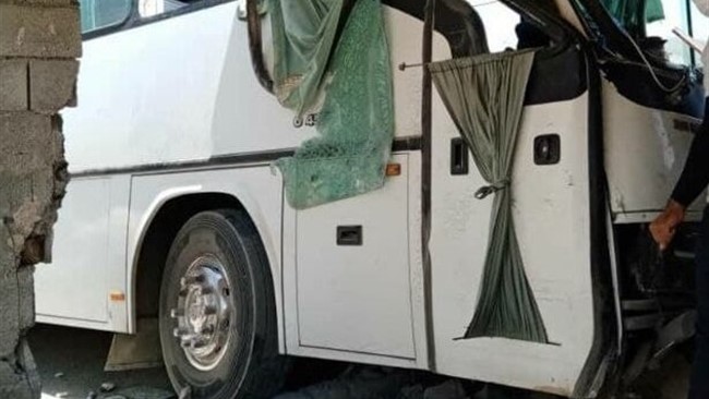 یک اتوبوس مسافربری با دیوار منزل مسکونی در روستای گردشگری هوره برخورد و تعداد از مسافران این حادثه مصدوم شدند.