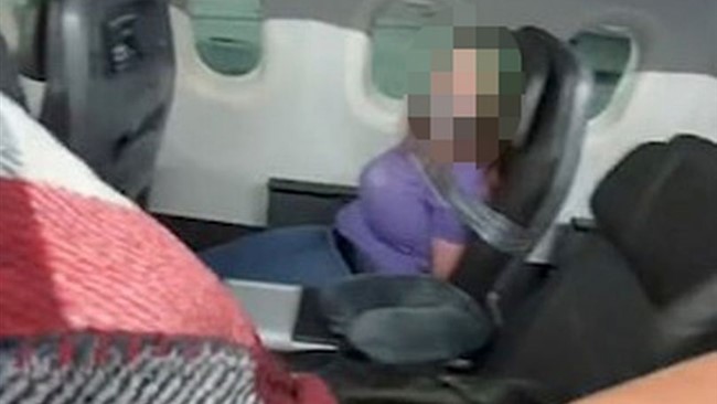 مهمانداران هواپیما زنی را که قصد داشت هنگام پرواز در هواپیما را باز کند با چسب به صندلی چسباندند.