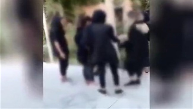 ماجرای دعوای شدید چند دختر نوجوان و سپس قمه‌کشی یکی از آنها به نام هلیا به یکی از پربازدیدترین و پربازخوردترین ویدئوهای ۲۴ ساعت گذشته در شبکه‌های اجتماعی و فضای مجازی ایران تبدیل شده است.
