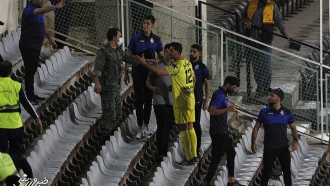 دروازه بان تیم فوتبال استقلال با یک هوادار درگیر شد.