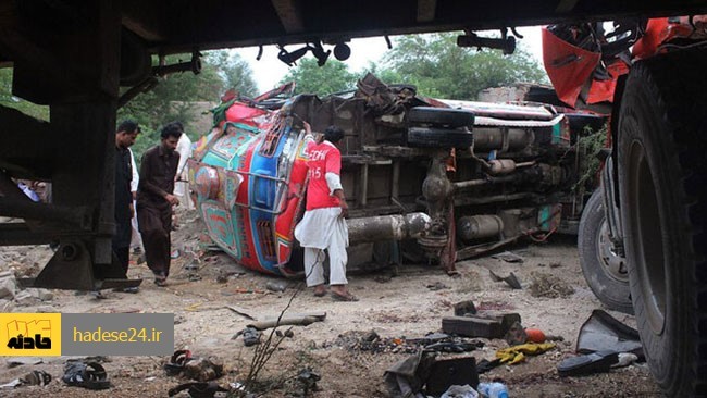 در حادثه برخورد یک دستگاه اتوبوس با تریلر در پاکستان دستکم ۲۷ تن کشته و تعدادی دیگر مصدوم شدند.
