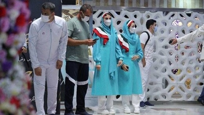 به دنبال هجمه‌های ایجاد شده نسبت به لباس رسمی طراحی شده برای اعضای کاروان ورزش ایران، حذف این لباس و استفاده از «ستِ ورزشی» توسط ورزشکاران‌ در مراسم افتتاحیه در دستور کار قرار گرفت.
