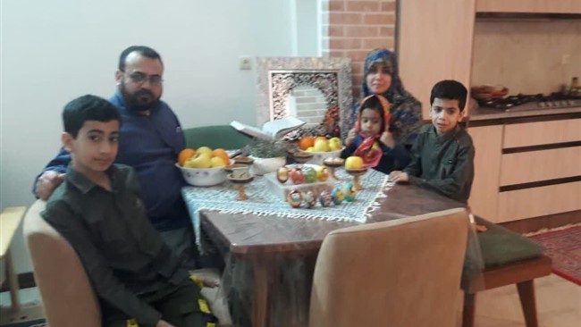عکسی غم انگیز از طلبه نخبه و جهادی محمدحسین فرج نژاد به همراه همسر و سه فرزندش که در سانحه تصادف در قم جان باختند.