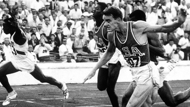 پنج سال پیش یکی از ورزشکاران دنیای قهرمانی آمریکا درگذشت. «دِیو سیمه» ظاهراً فقط دونده بود. با درگذشت او، گوشه‌ای از زندگی رازآلودش فاش شد. او یک دونده حرفه‌ای بود اما در عین حال مأمور سازمان سیا هم بود.