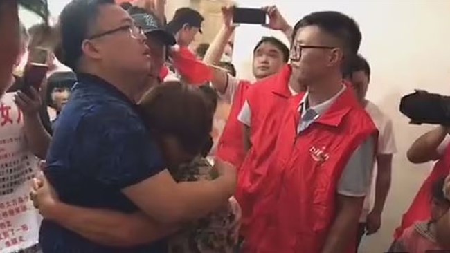 ملاقات یک مادر و پسر پس از ۳۱ سال جدایی در چین میلیون ها بار در فضای مجازی دیده شد.
