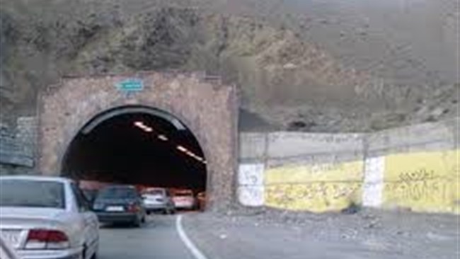 ریزش کوه در بامداد امروز موجب مسدود شدن جاده هراز و محبوس شدن مسافران داخل تونل دوم شد.