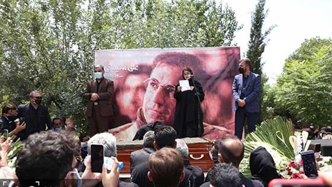 مراسم خاکسپاری علی سلیمانی با مداحی یکی از دوستانش و سخنان سید جواد هاشمی در قطعه هنرمندان ایران برگزار شد.