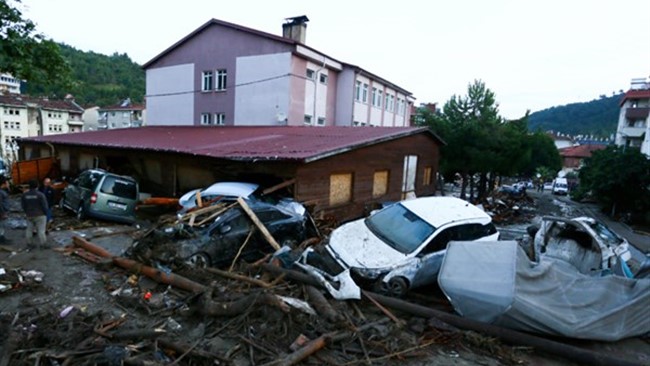 شمار قربانیان وقوع سیلاب در ترکیه که پیش تر ۲۷ نفر اعلام شده بود به ۳۸ تن افزایش یافته و نیروهای امدادگر همچنان در منطقه دریای سیاه در تلاش برای یافتن اجساد قربانیان و بازماندگان احتمالی این حادثه هستند.