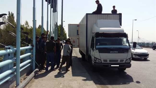 معاون آموزش  و فرهنگ ترافیک پلیس راهور تهران بزرگ از توقیف یک دستگاه کامیونت که ۱۲ نفر بر سقف کابین حمل بار آن سوار شده بودند، خبر داد.