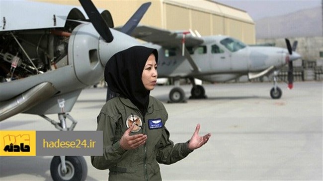 صفیه فیروزی، یکی از چهار زن خلبان نیروی هوایی افغانستان است. فردی که در دهه ۹۰ و بعد از تصرف افغانستان توسط طالبان، همراه خانواده‌اش به پاکستان مهاجرت کرد. اما بعد از سقوط طالبان فیروزی و خانواده‌اش به کابل برگشتند.