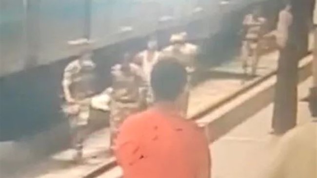 بدن مجروح زن هندی که به قصد خودکشی خود را جلوی متروی دهلی انداخته بود اززیر ریل قطار بیرون کشیده شد.