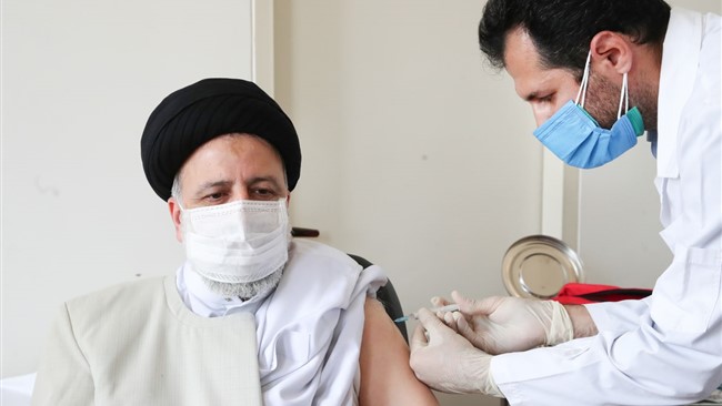 سید ابراهیم رئیسی با حضور در یک مرکز درمانی، اولین دز واکسن ایرانی کرونا را دریافت کرد.