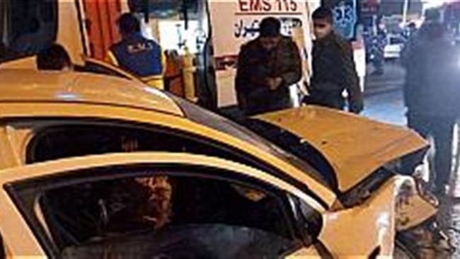راننده محبوس ریو که با یک دستگاه مینی بوس در بزرگراه حبیب الهی اصفهان برخورد کرده بود، نجات یافت.