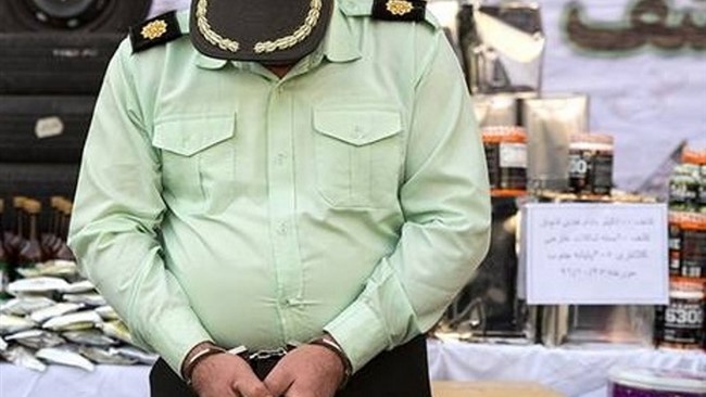 فرمانده انتظامی شهرستان کرمانشاه از دستگیری مجرمی خبر داد که با جعل عنوان مامور انتظامی از مردم اخاذی می کرد.
