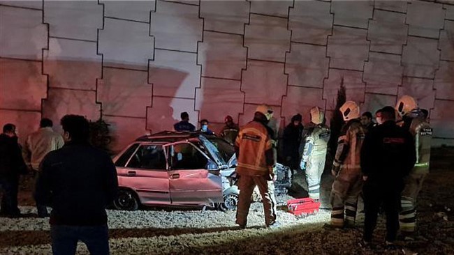 انحراف خودروی سواری و سقوط از روی پل شهید خبرنگار در شهر ری منجر به مصدوم شدن راننده خودرو شد.