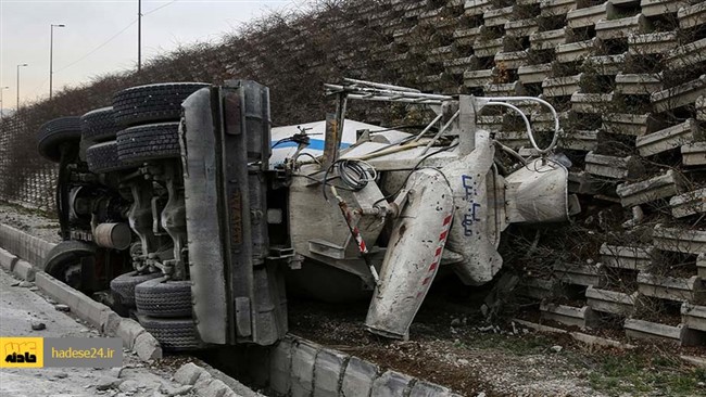 سرکلانتری پلیس بزرگراه تهران بزرگ از واژگونی یک دستگاه کامیون میکسر در محدوده بزرگراه شهید بابایی خبر داد.