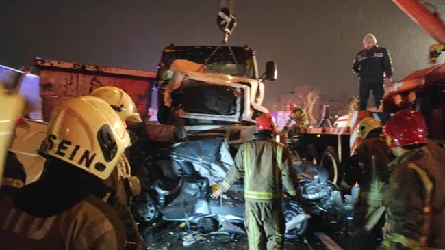 سخنگوی سازمان آتش نشانی و خدمات ایمنی شهرداری تهران از تصادف زنجیره ای ١۴ دستگاه خودرو و فوت یک تن در پی آن خبر داد.