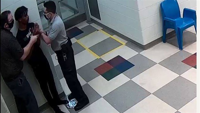 به تازگی ویدئویی در رسانه‎های آمریکایی منتشر شده که ضرب و شتم یک زندانی سیاه پوست را از سوی زندانبانان نشان می‎دهد.