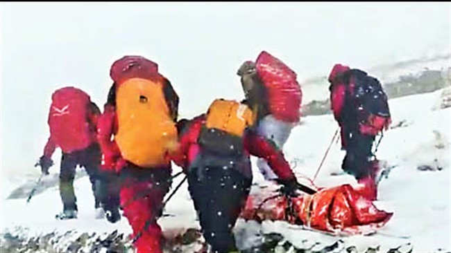 زن کوهنوردی که در جریان صعود به ارتفاعات شیرپلا در شمال تهران دچار حادثه شده بود در عملیاتی که 26ساعت طول کشید توسط امدادگران هلال‌احمر نجات یافت و به مرکز درمانی منتقل شد.