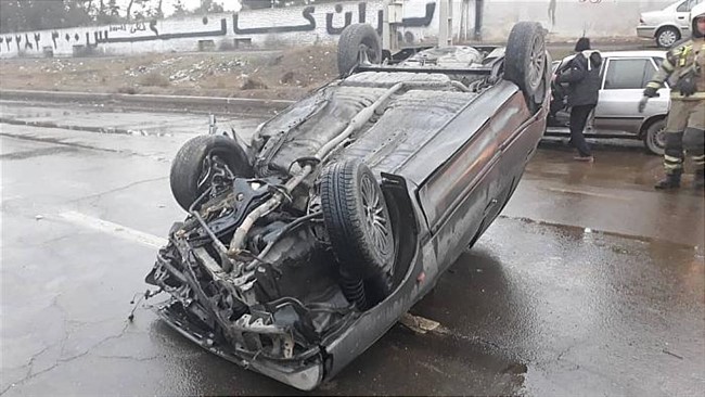 یک دستگاه خودروسواری صبح امروز درحین حرکت در بزرگراه امام رضا(ع) واژگون و راننده آن نیز به سختی مجروح و روانه بیمارستان شد.
