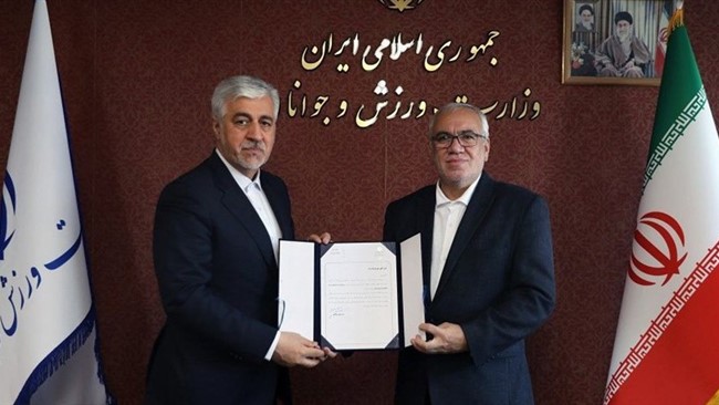 وزیر ورزش و جوانان حکم مدیرعاملی باشگاه استقلال را به علی فتح‌الله‌زاده اهدا کرد.
